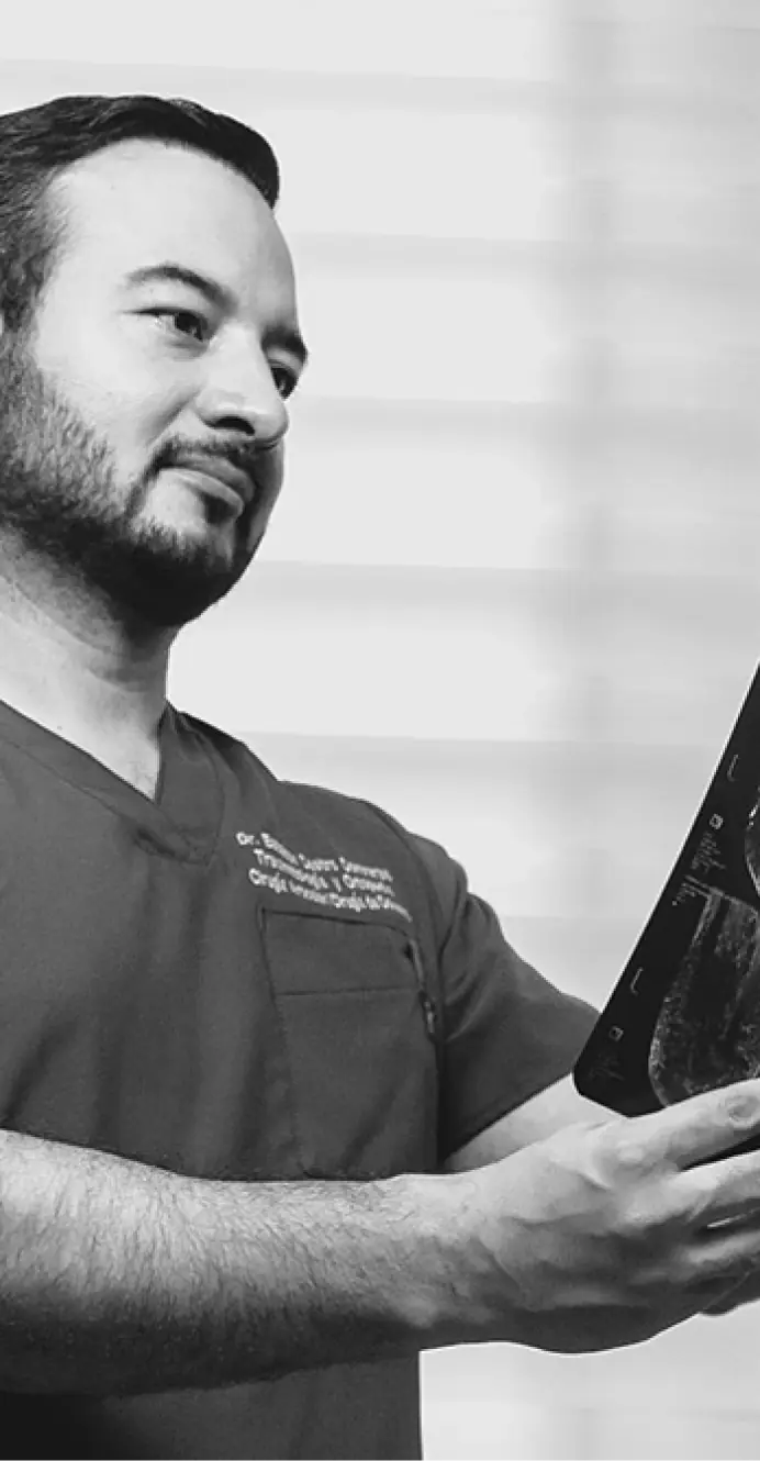 Dr. Esteban Castro, traumatólogo ortopedista revisando resonancia magnética para valoración de rodilla