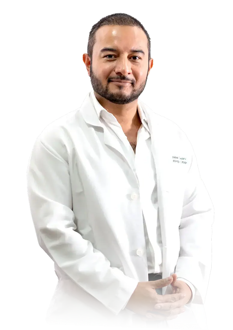 Dr. Esteban Castro Contreras, traumatólogo ortopedista en Guadalajara vistiendo bata médica blanca