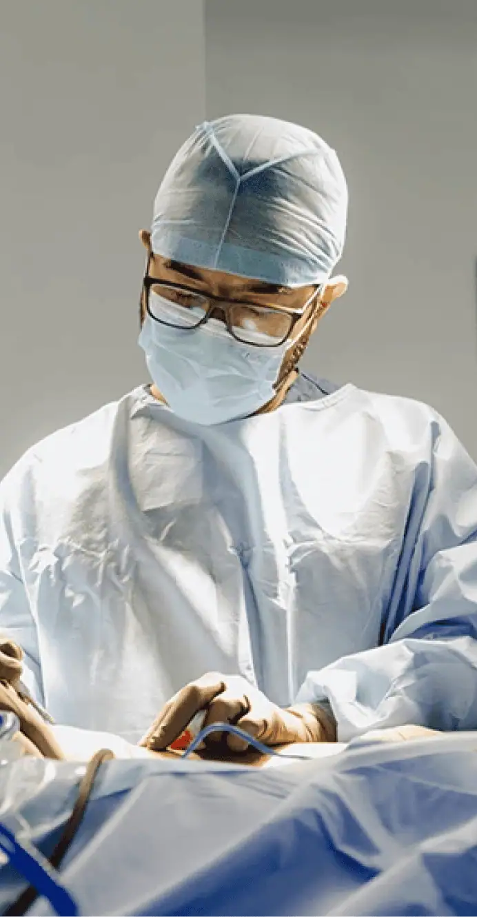 Dr. Esteban Castro revisando una radiografía