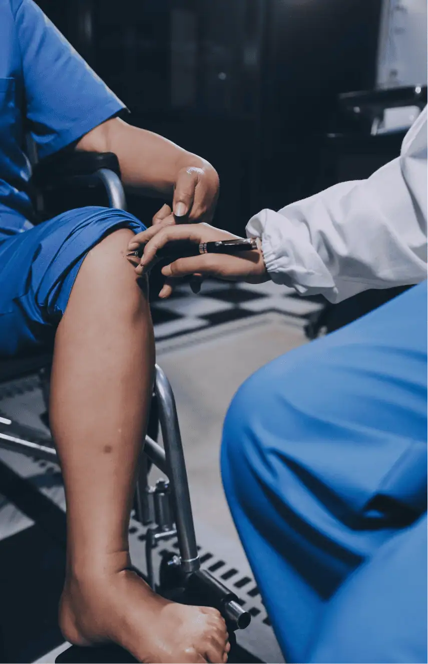 Médico ortopedista realizando exploración física y evaluación clínica de rodilla a paciente