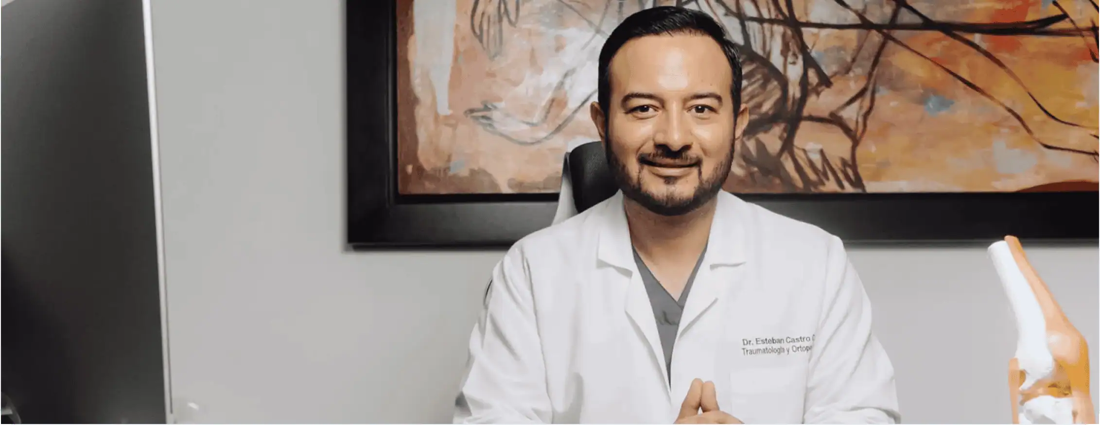 Dr. Esteban Castro Contreras en su consultorio para el blog de traumatología y cirugía de rodilla en Guadalajara
