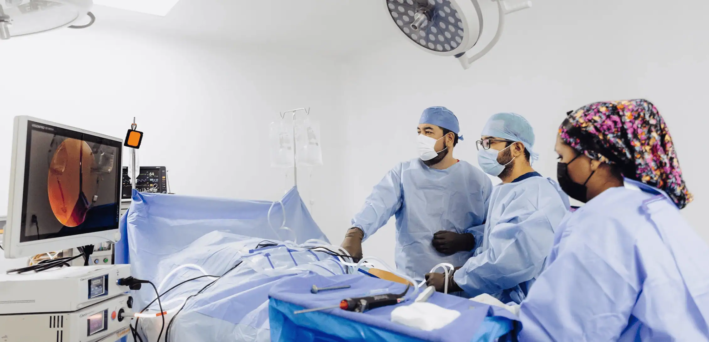 Dr. Esteban Castro y equipo quirúrgico realizando procedimiento de cirugía de rodilla por artroscopia en Guadalajara