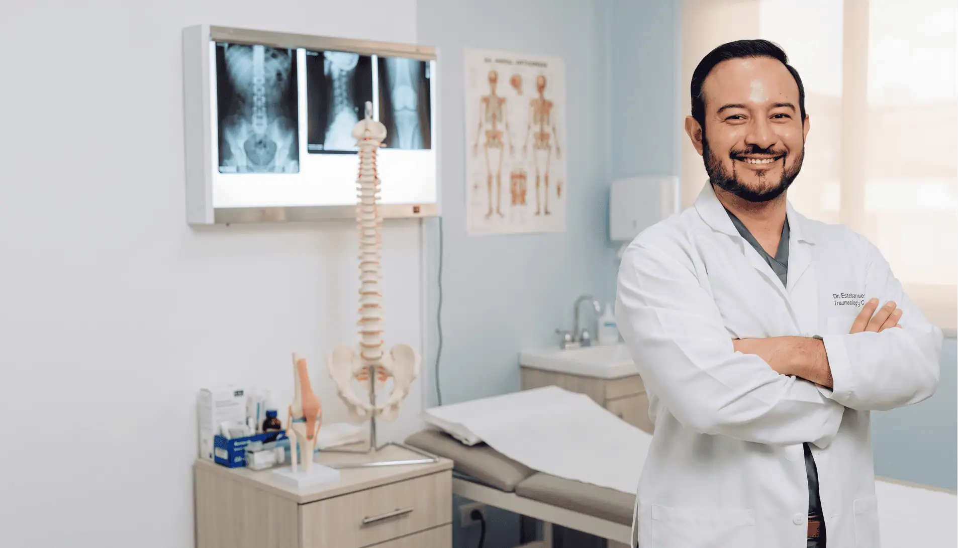 Dr. Esteban Castro Contreras, traumatólogo y ortopedista en Guadalajara en su consultorio médico