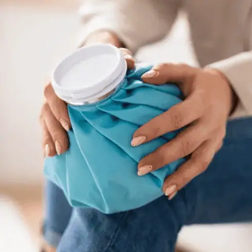 Aplicación de bolsa de hielo en la rodilla para tratamiento conservador de menisco rasgado